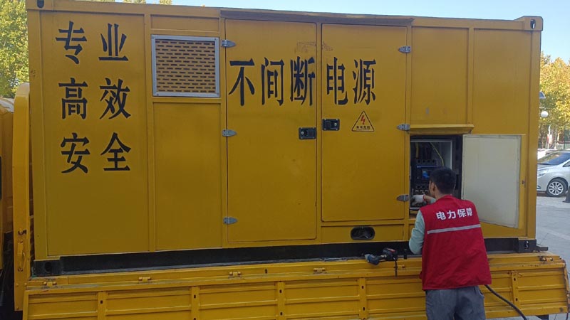 清城柴油发电机组和UPS电源配合使用时，如何避免切换过程中的电力中断？